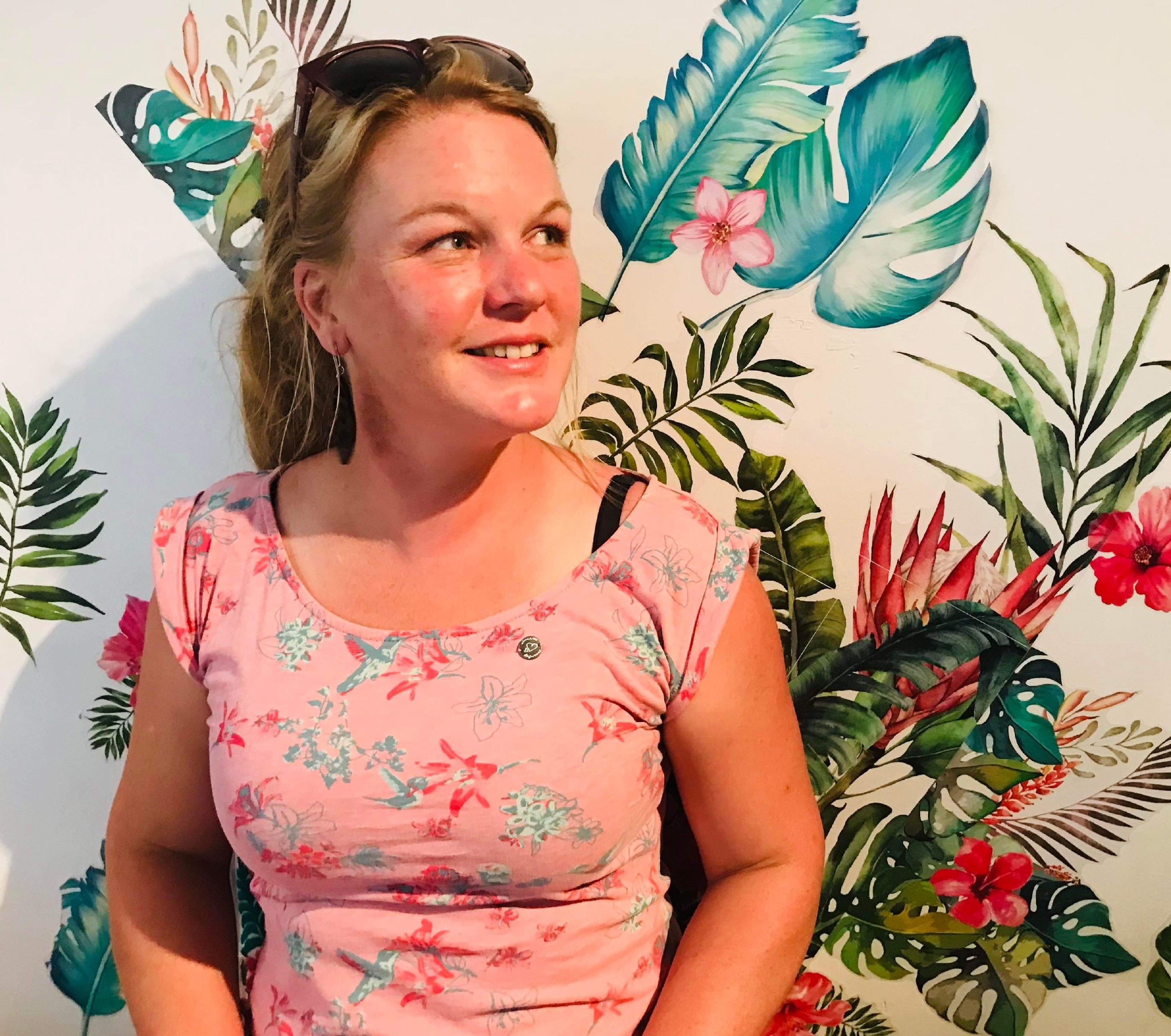 Elaine Bérubé, horticultrice, avec une plante (Laurentides)