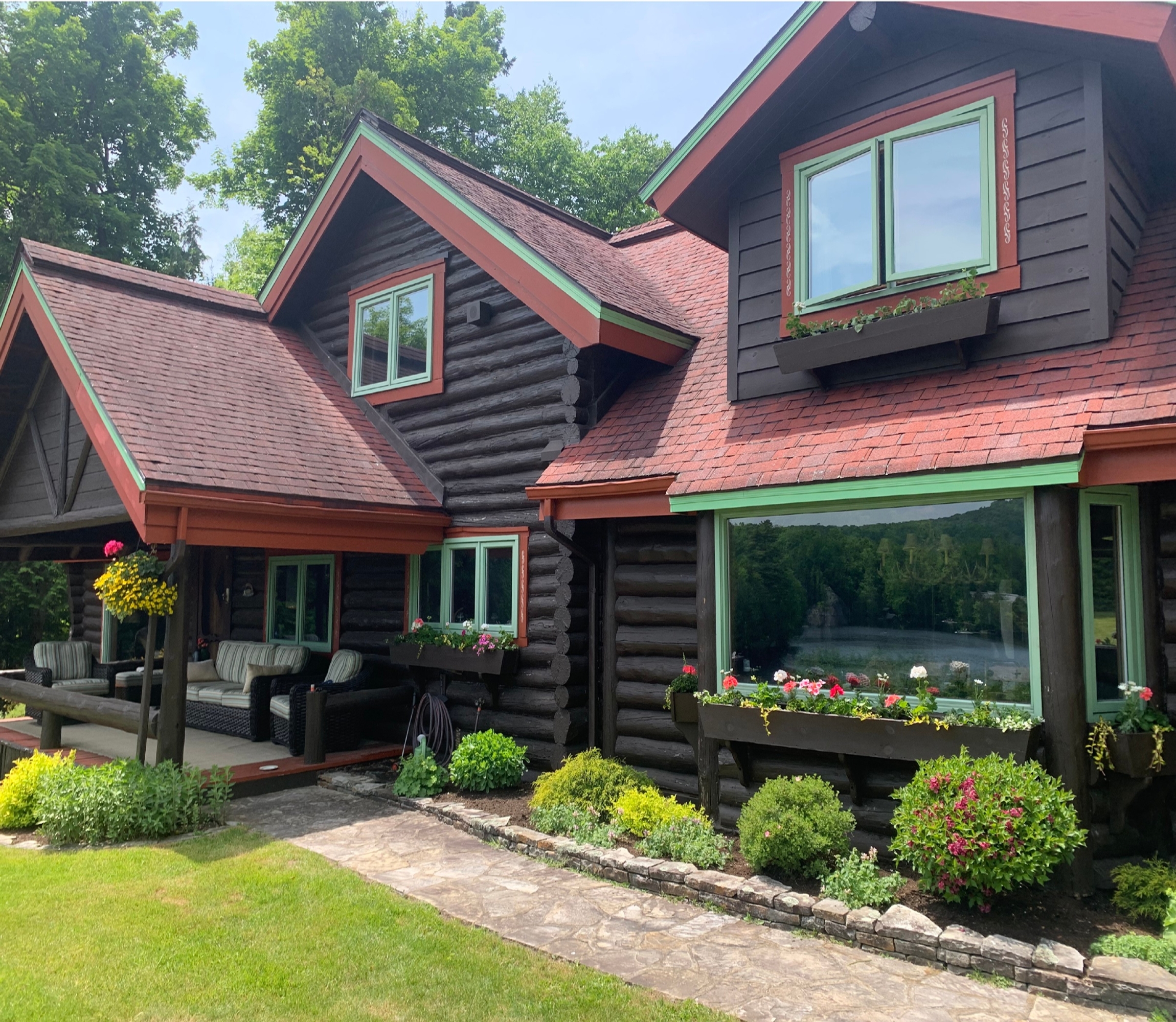 Pots fleuris et balconnières — créations florales personnalisées (Laurentides)